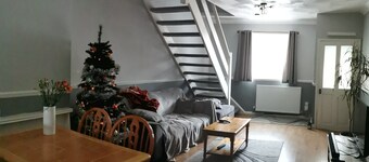 West Stret Retreat.

Cozy 2 bedroom house near shops and train station. 