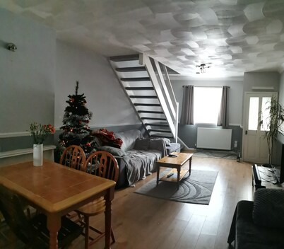 West Stret Retreat.
Cozy 2 bedroom house near shops and train station.