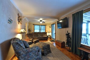 Smart TV, fireplace - Brookside Cottage (Grand View)