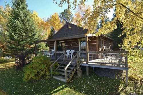 Brookside: Cozy Cabin Retreat, Fireplace + ATV/Snowmobile Access + Pets ok