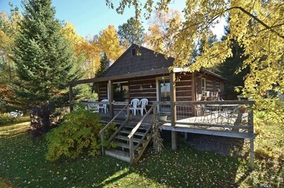 Brookside: Cozy Cabin Retreat, Fireplace + ATV/Snowmobile Access + Pets ok