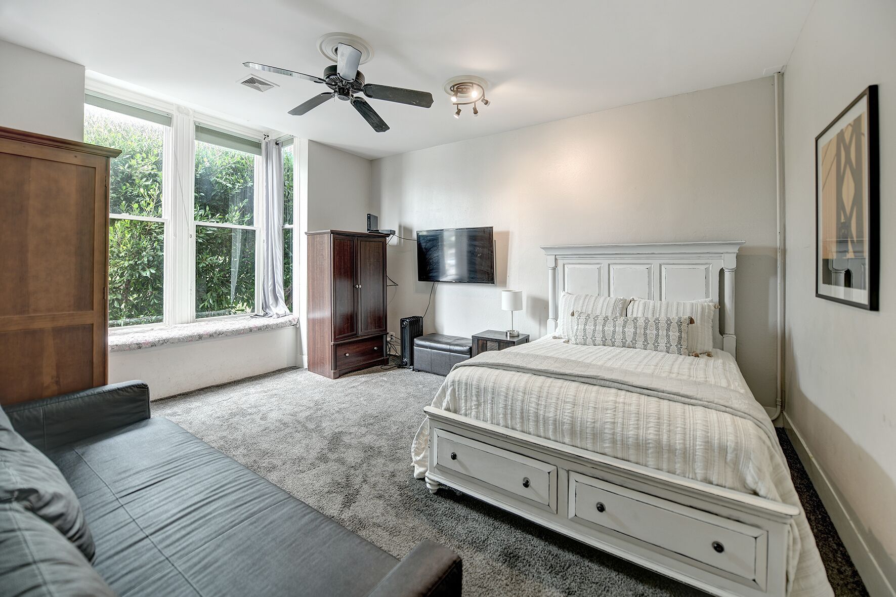 4 bedrooms, iron/ironing board, WiFi, bed sheets