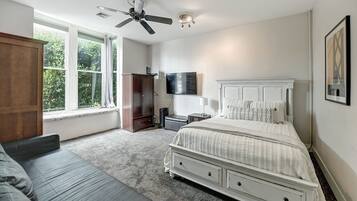 4 bedrooms, iron/ironing board, WiFi, bed sheets