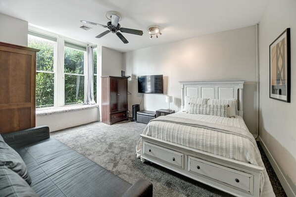 4 bedrooms, iron/ironing board, WiFi, bed sheets - 4 Bedroom flat in ideal location by upscale shops, cafes. Fast WiFi (San Francisco)