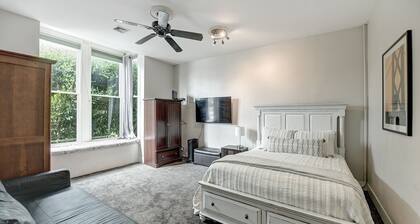 4 Bedroom flat in ideal location by upscale shops, cafes. Fast WiFi