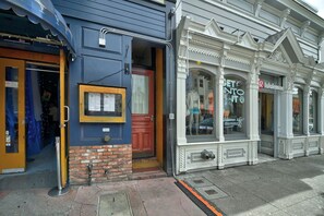Exterior detail - 4 Bedroom flat in ideal location by upscale shops, cafes. Fast WiFi (San Francisco)