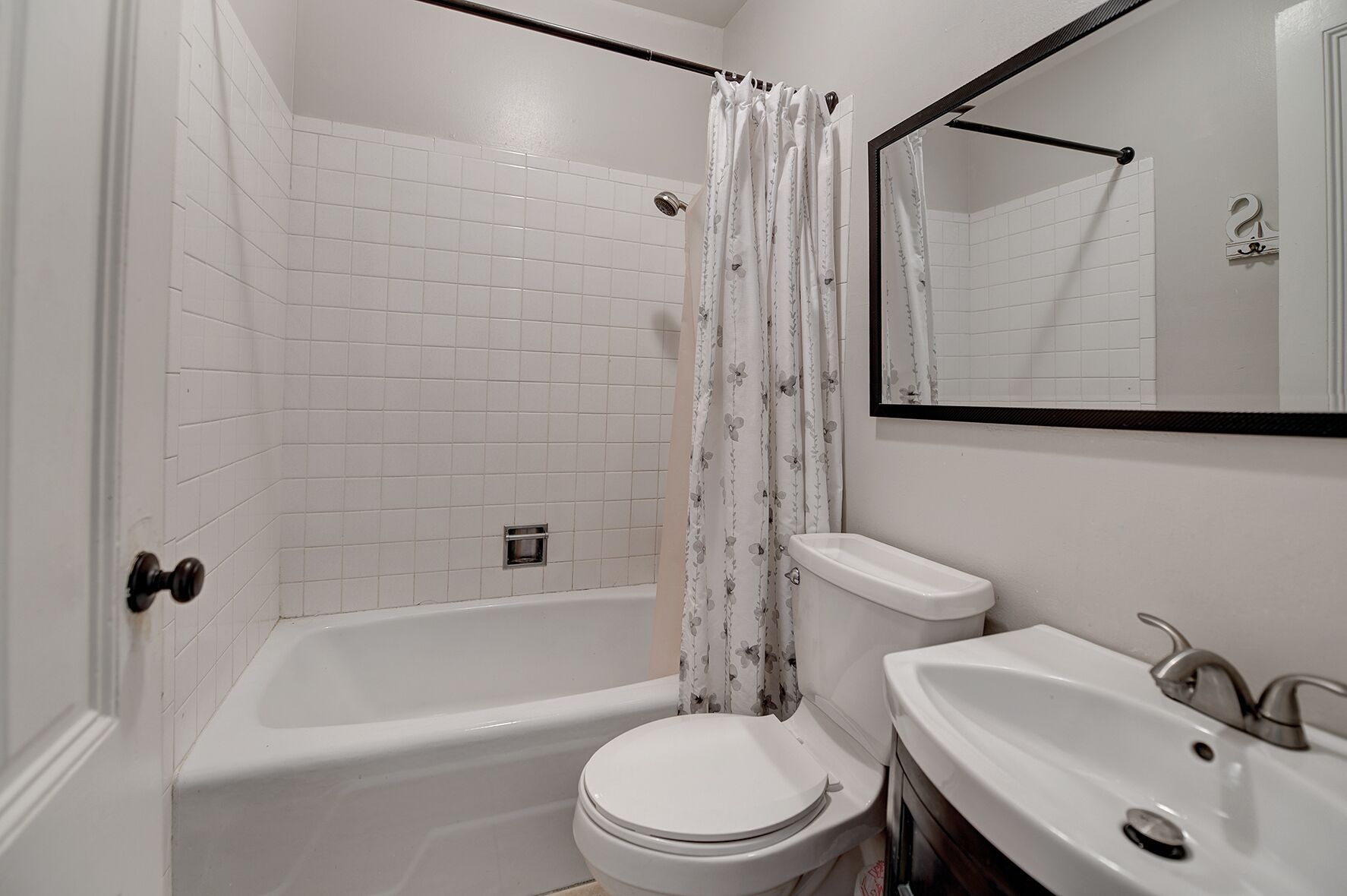 Een douche, een haardroger, handdoeken, zeep