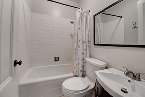 Douche, sèche-cheveux, serviettes fournies, savon