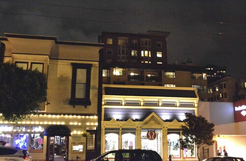 4 Bedroom flat in ideal location by upscale shops, cafes. Fast WiFi