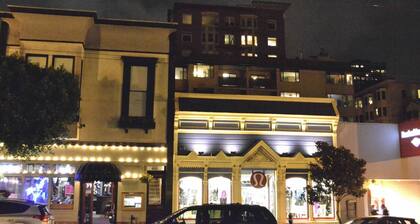 4 Bedroom flat in ideal location by upscale shops, cafes. Fast WiFi