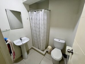 Serviettes fournies, savon, papier toilette