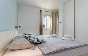 2 bedrooms, travel crib, free WiFi, bed sheets