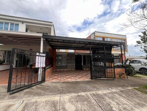 المنشأة من الخارج