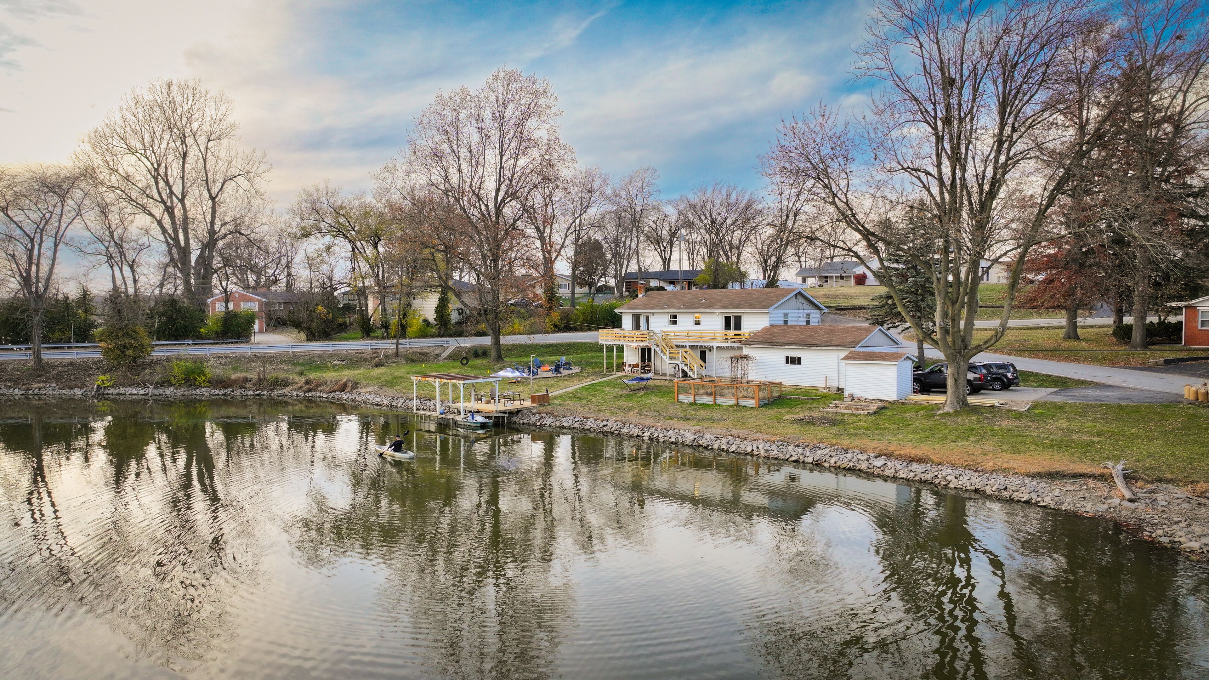 Cozy Lakefront Retreat! FirePit, Gameroom, Outdoor Dining