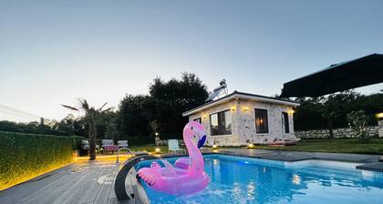 Meda Suite Sıcak Havuzlu Muhafazakar Taş Ev