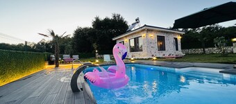 Meda Suite Sıcak Havuzlu Muhafazakar Taş Ev