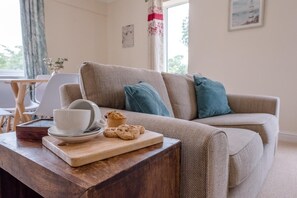 TV - Grove Farm Annexe  WITH SWIMMING POOL, DALLINGHOO (Woodbridge)
