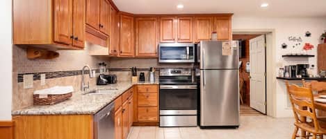 Refrigerador, microondas, horno, placa de cocina