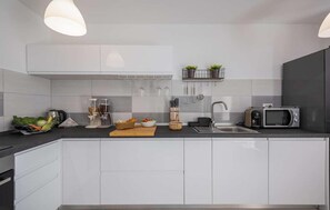 Réfrigérateur, micro-ondes, four, plaque de cuisson
