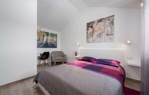 2 bedrooms, travel crib, free WiFi, bed sheets