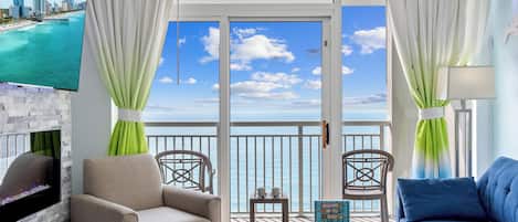 Smart-TV, Kamin, DVD-Player, Bücher