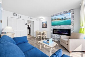 Smart-TV, Kamin, DVD-Player, Bücher