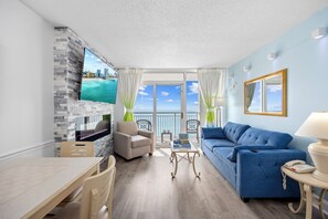 Smart-TV, peis, DVD-spiller og bøker