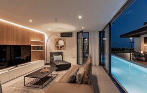 Smart TV, fireplace