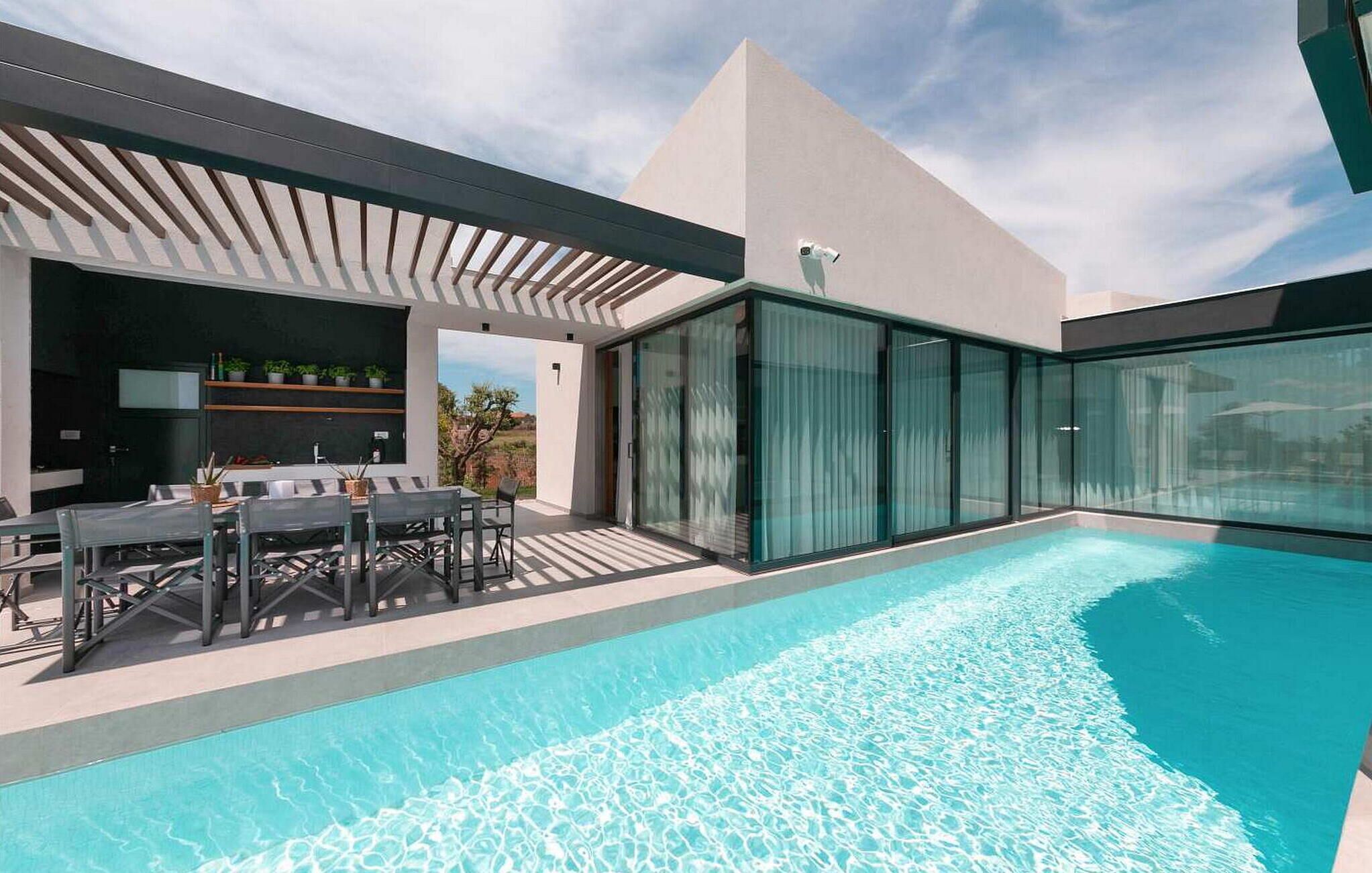 حمّام سباحة مُدفَّأ