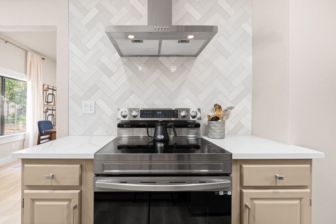 冷蔵庫、電子レンジ、オーブン、コンロ