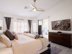 4 habitaciones, escritorio y tabla de planchar con plancha