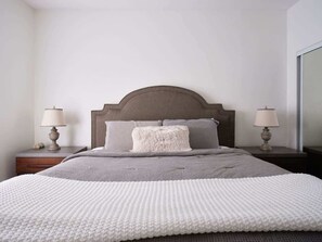 4 bedrooms, desk, iron/ironing board, travel crib