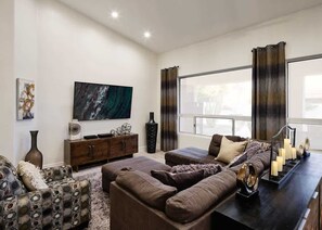 Smart TV, videojuegos, futbolito y oficina