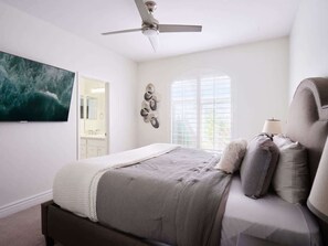 4 habitaciones, escritorio y tabla de planchar con plancha