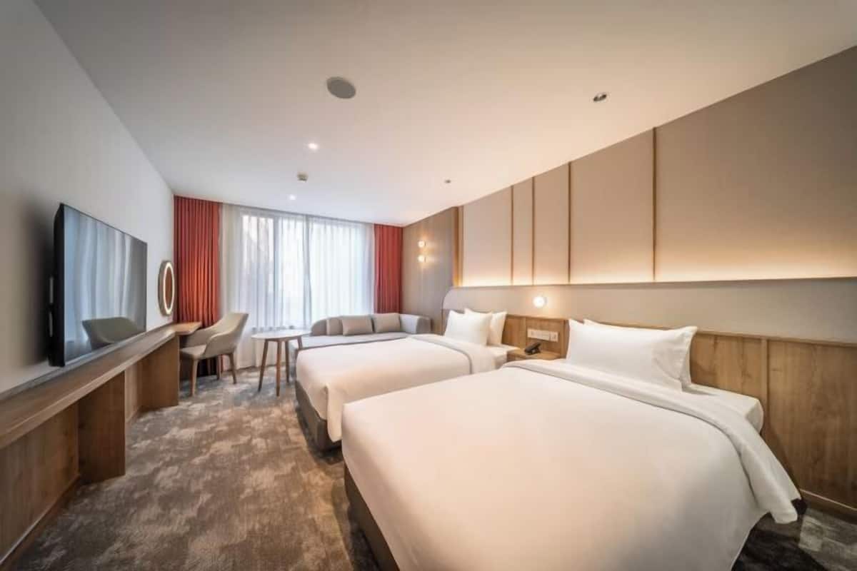 1 soveværelse, pengeskab på værelset, skrivebord, mørklægningsgardiner