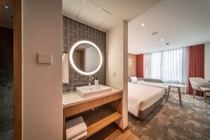 高級三人房 | 客房內保險箱、書桌、遮光布/窗簾、隔音