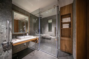 Accessible Twin | Badkamer | Gratis toiletartikelen, een haardroger, pantoffels