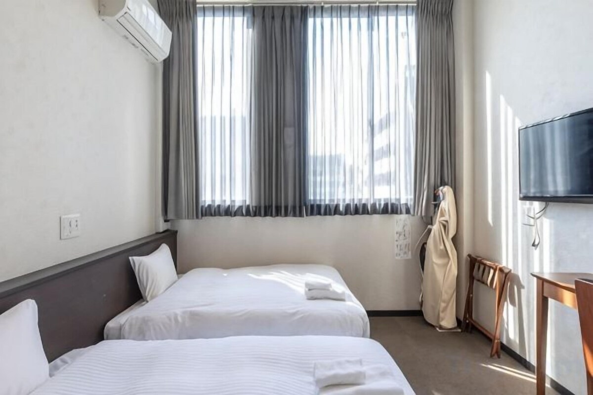 Twin Room (Unit Bath)