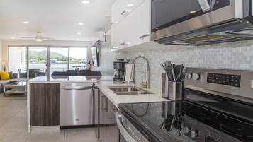 Refrigerador, microondas, horno y lavavajillas