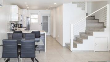 Réfrigérateur, micro-ondes, four, lave-vaisselle