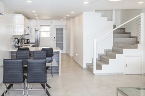 Kühlschrank, Mikrowelle, Ofen, Geschirrspüler