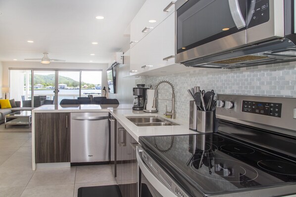 Kühlschrank, Mikrowelle, Ofen, Geschirrspüler