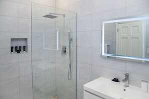 Dusche, Haartrockner, Handtücher