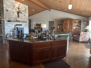 المنشأة من الداخل