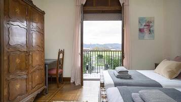 6 slaapkamers, een strijkplank/strijkijzer, wifi, beddengoed