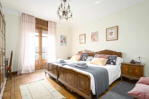 6 habitaciones, tabla de planchar con plancha, wifi y ropa de cama