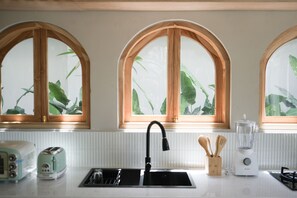 Private kitchen - Luna Ola offers accommodation with balcony, around 400 metres from Berawa Beach. (Kuta Utara)