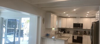 Fort Myers Beach Pool House - 3 minute walk to the beach