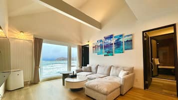 Suite Basic, pemandangan laut | 1 kamar tidur, meja kerja, Wi-Fi gratis, dan seprai linen
