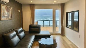 Suite Royal, pemandangan samudra | 1 kamar tidur, meja kerja, Wi-Fi gratis, dan seprai linen